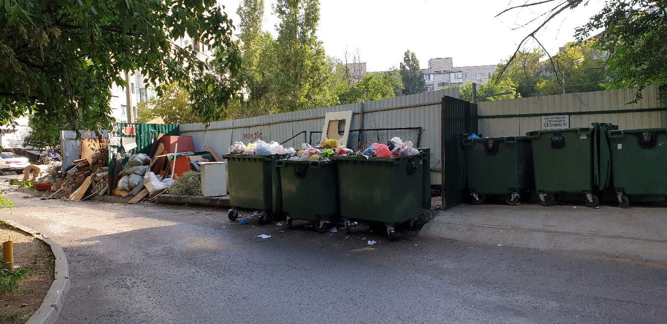 В городе до сих пор стоят переполненные контейнеры В городе до сих пор стоят переполненные контейнеры