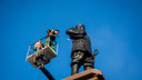 Фото: в Новосибирске отмыли памятник Александру III