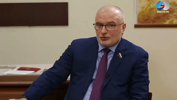 Комитет Госдумы рекомендовал принять законопроект Клишаса о штрафах за неуважение к государству