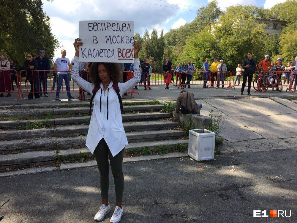 Перед тем, как отправиться на митинг в Екатеринбурге, девушка просматривала варианты лозунгов в паблике местного штаба Алексея Навального. В результате выбрала надпись «Беспредел в Москве касается всех»