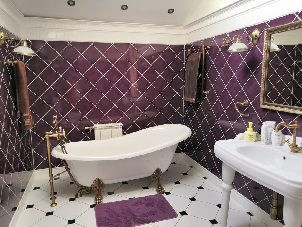 В ванной комнате преобладает фиолетовый цвет