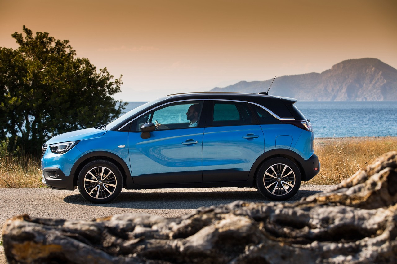 Opel Crossland X. Как и в случае с Citroen C3 Aircross, ставка сделана на сочетание умеренной проходимости и вместительного салона, который напоминает интерьер компактвэна. Opel Crossland X. Как и в случае с Citroen C3 Aircross, ставка сделана на сочетание умеренной проходимости и вместительного салона, который напоминает интерьер компактвэна.