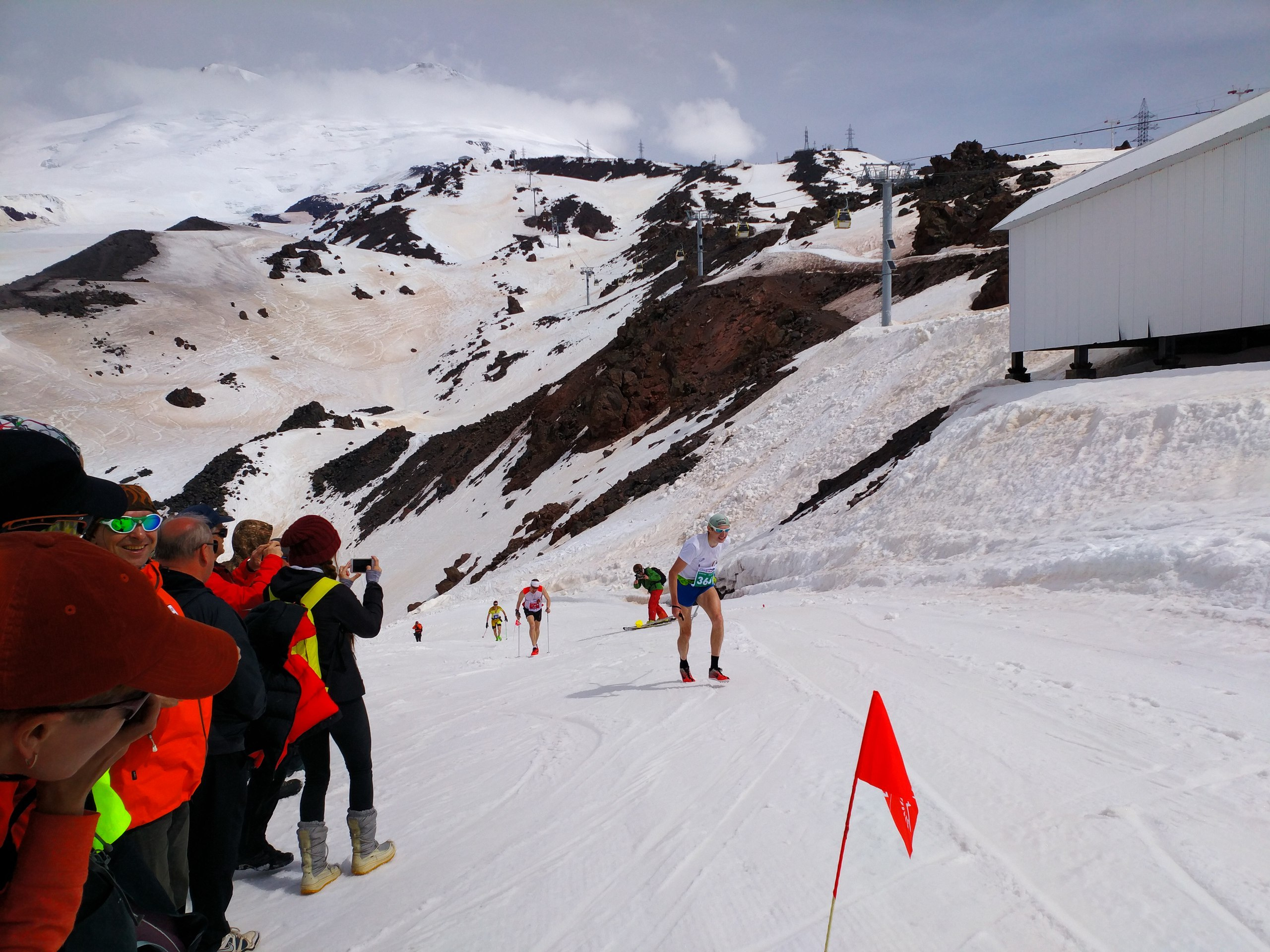 Почти все спортсмены приехали в горы за две недели, чтобы акклиматизироваться и привыкнуть к бегу на такой высоте