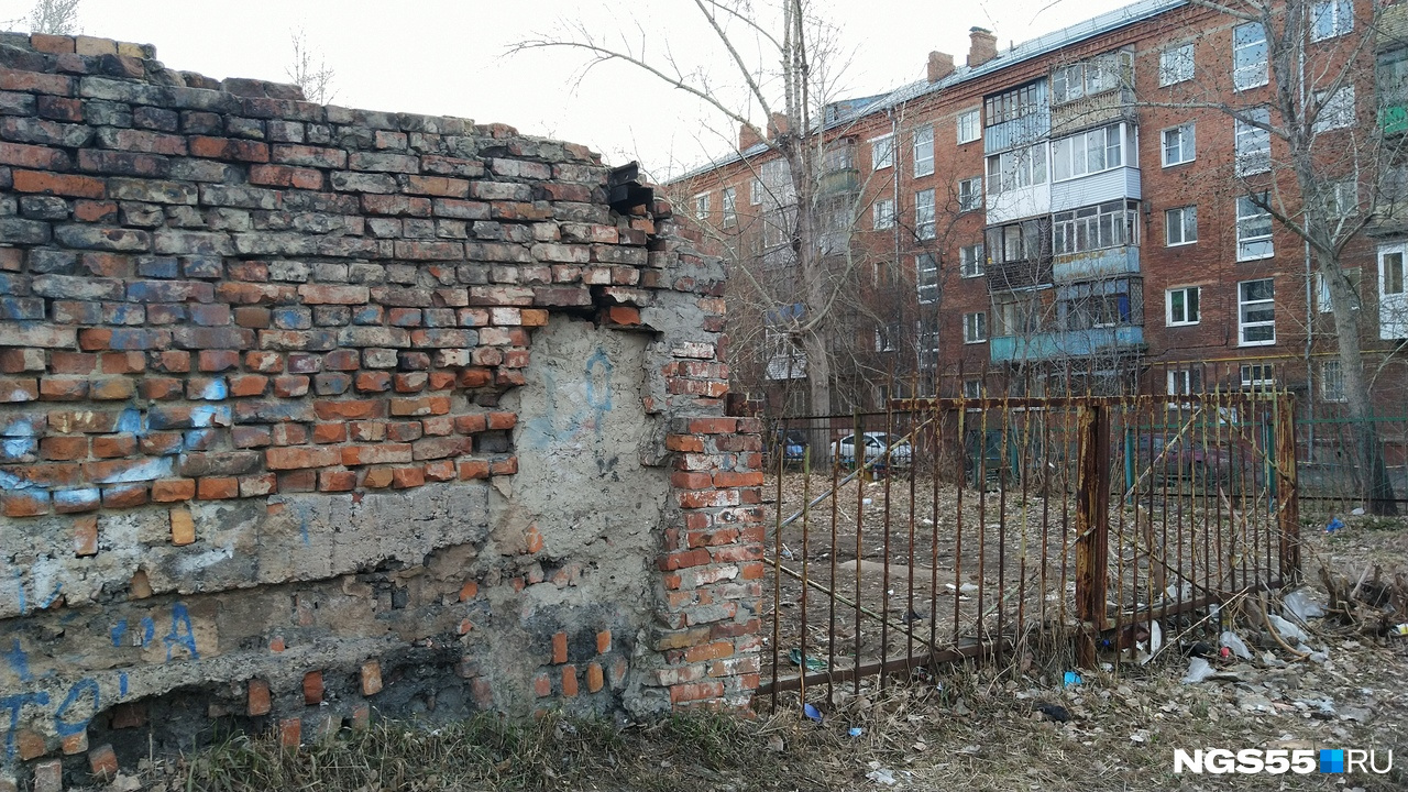 Мальчик вместе со своими друзьями из соседней школы играл на крыше холодильного склада Мальчик вместе со своими друзьями из соседней школы играл на крыше холодильного склада