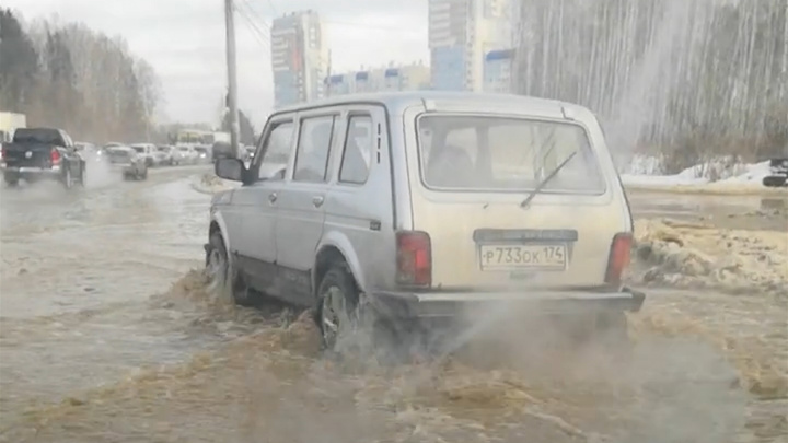 «Половину дороги залило»: авария оставила микрорайон в Челябинске без воды