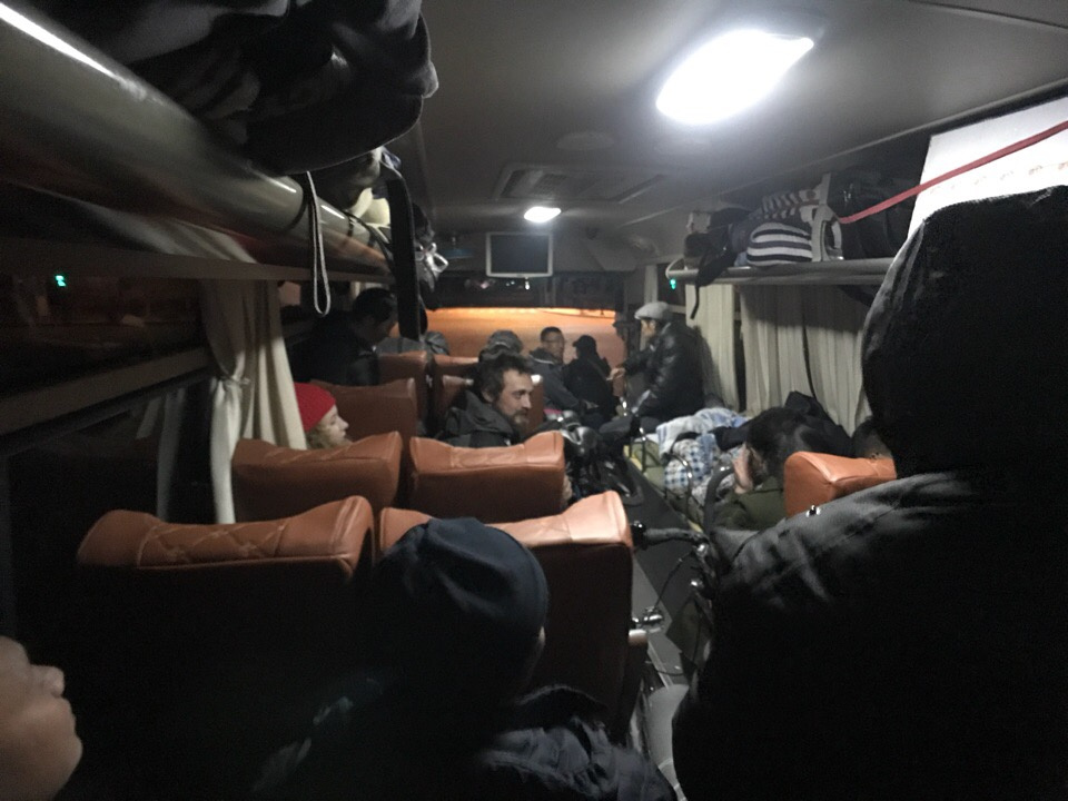 Автобус, в котором ребята доехали до первого населенного пункта в Китае Автобус, в котором ребята доехали до первого населенного пункта в Китае