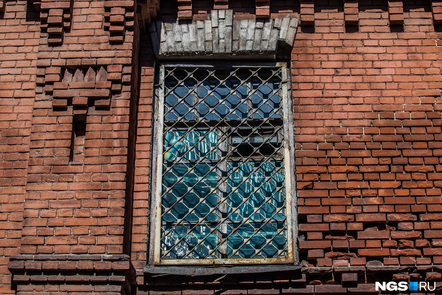 На некоторых административных зданиях до сих пор остались 100-летние решётки на окнах