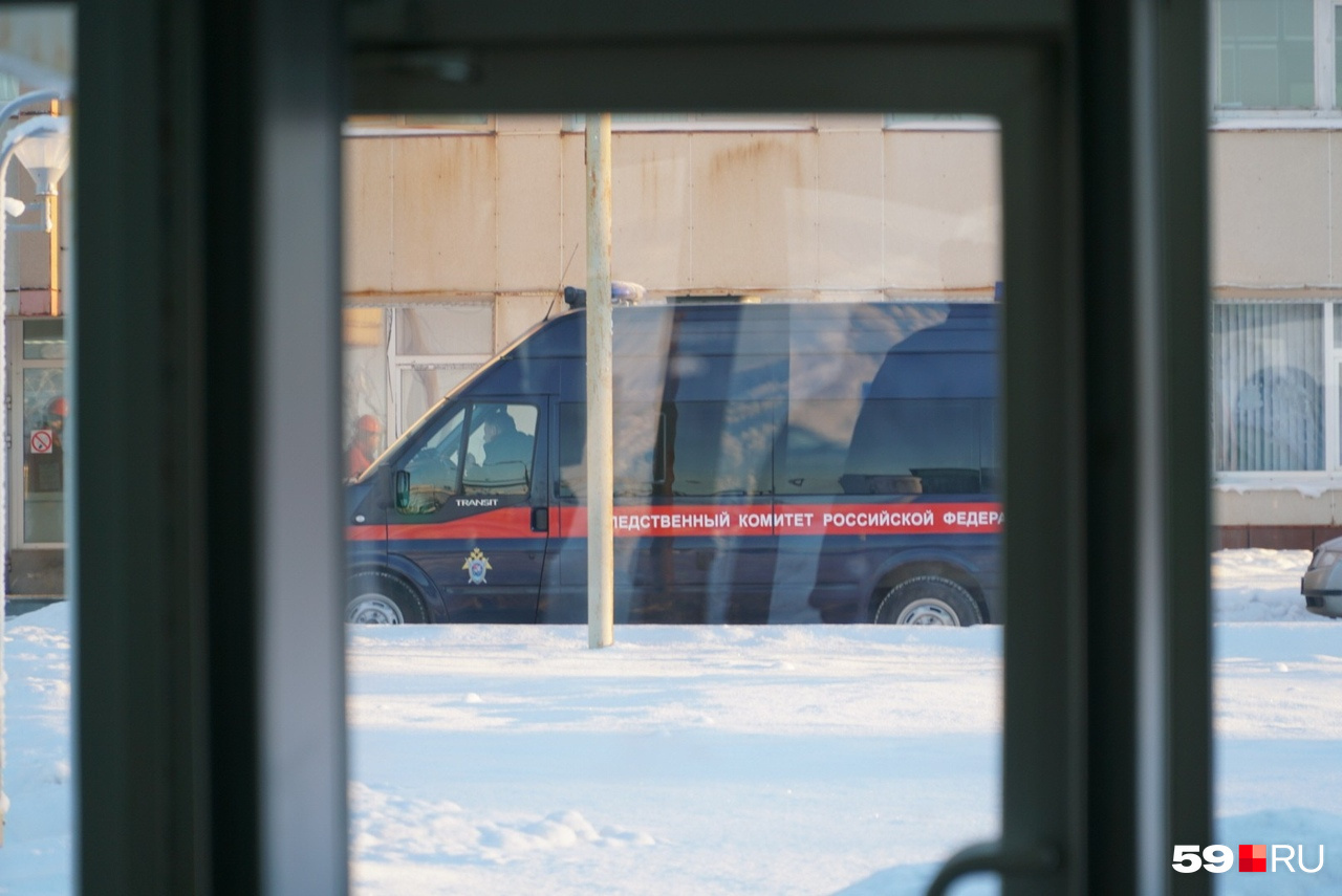 В то время, когда шла операция по спасению, следователи вели расследование ЧП, выясняя причины случившегося В то время, когда шла операция по спасению, следователи вели расследование ЧП, выясняя причины случившегося