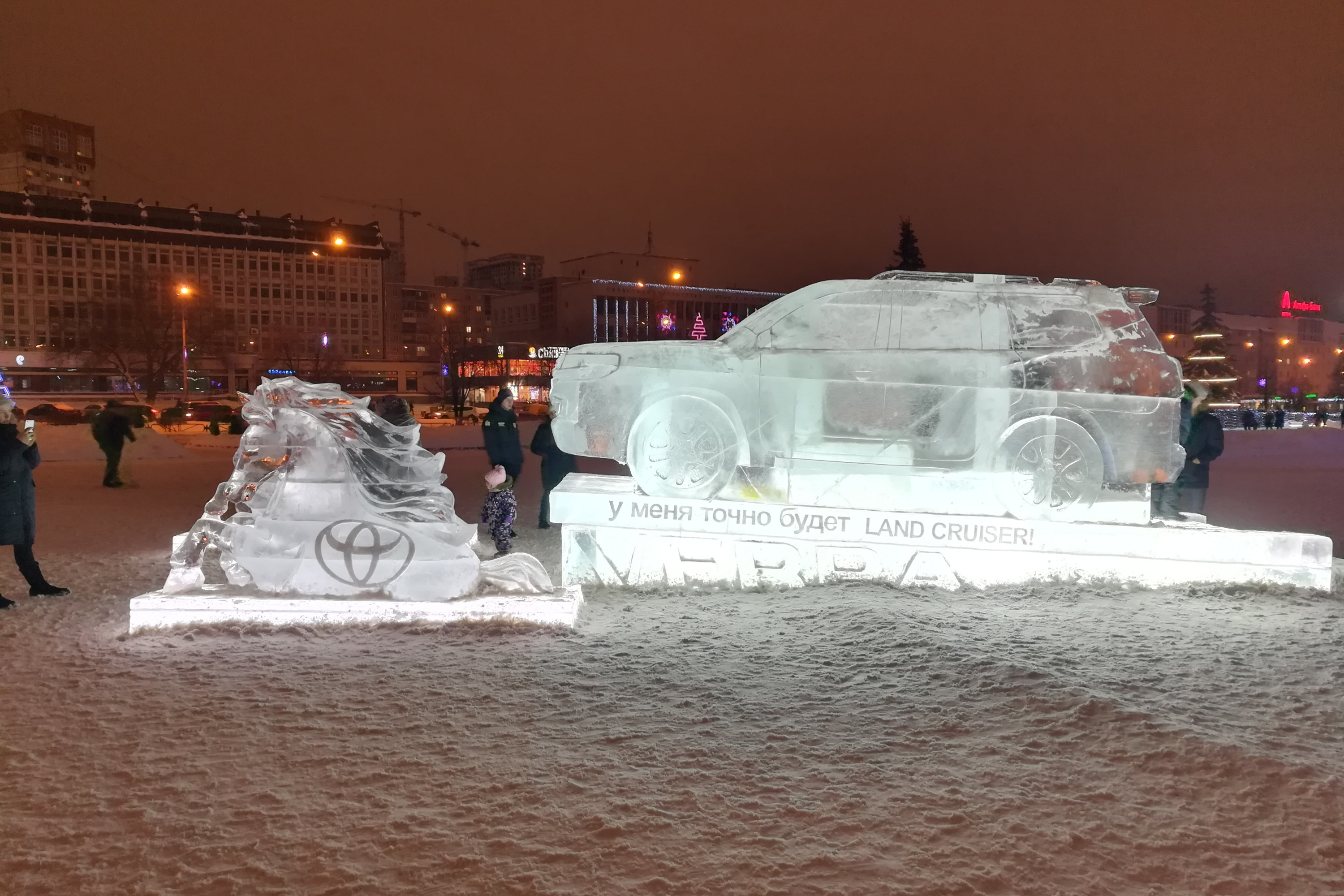 Делана пермь. Автомобиль Ледяная скульптура. Ледяная фигура машина. Пермь машина из льда. Ледяные машины 2020.