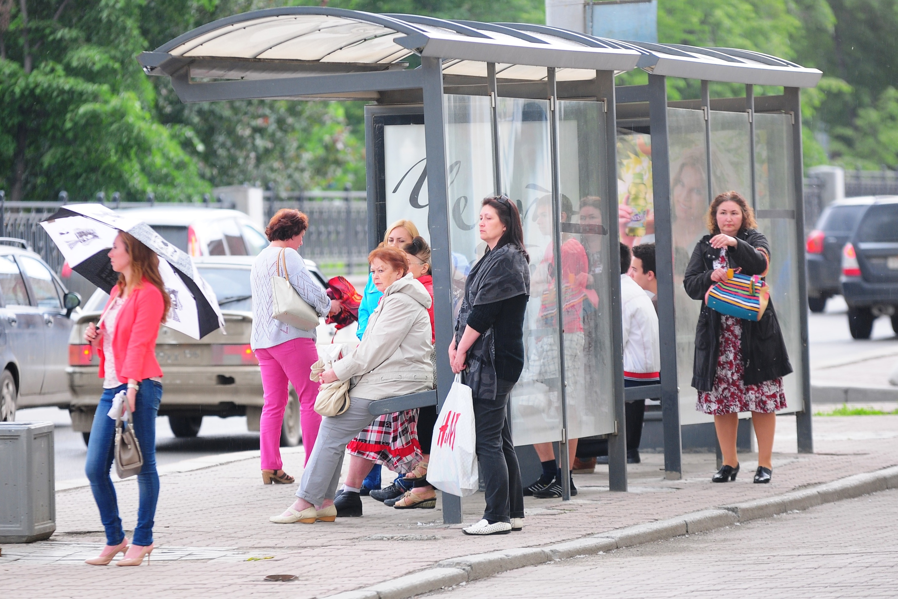 На остановке общественного транспорта подростки нецензурно. Люди на остановке летом. Автобусная остановка с людьми. Люди стоят на остановке. Люди ждут автобус.