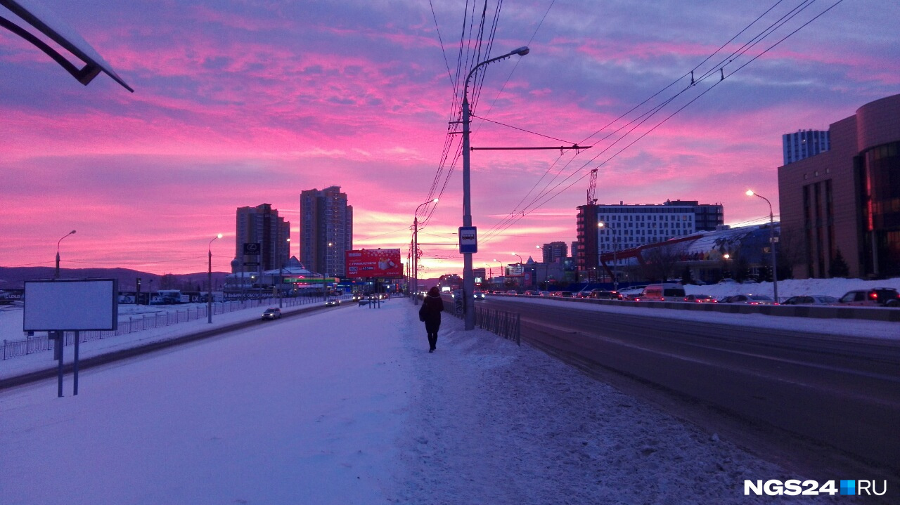 Закат в красноярске сегодня. Розовый закат зимой в городе. Закат в Красноярске. Закат зимой Красноярск. Красноярск зимой.