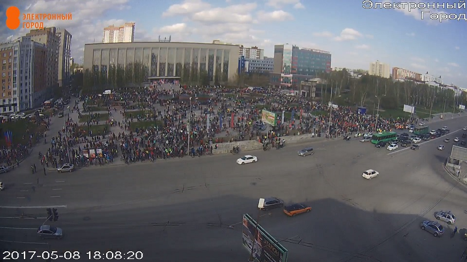 Толпа велосипедистов попала в кадр веб-камеры, установленной на пл. Пименова