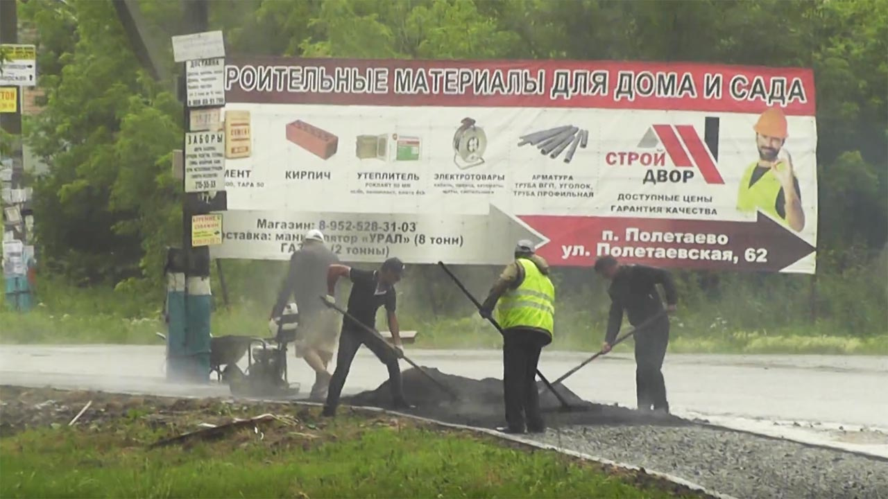 На Южном Урале асфальт укладывают днём и ночью, в сухую погоду и в дождь