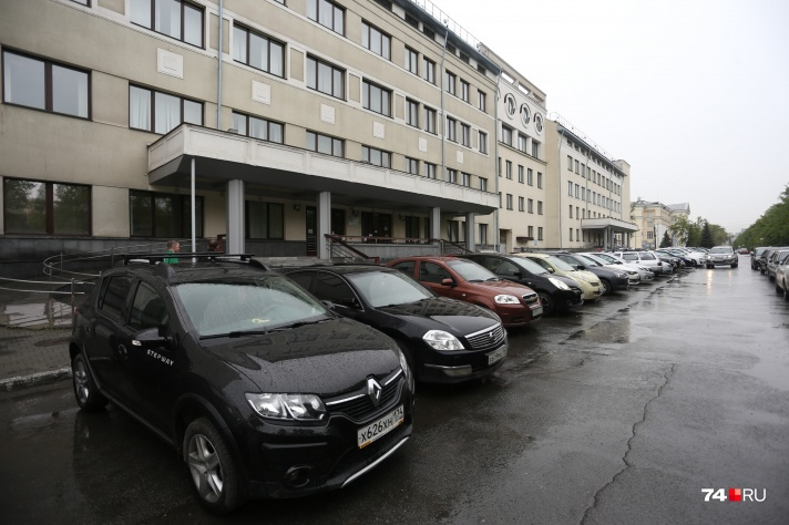 У главпочтамта двойной адрес: Цвиллинга, 22 — Кирова, 161 У главпочтамта двойной адрес: Цвиллинга, 22 — Кирова, 161