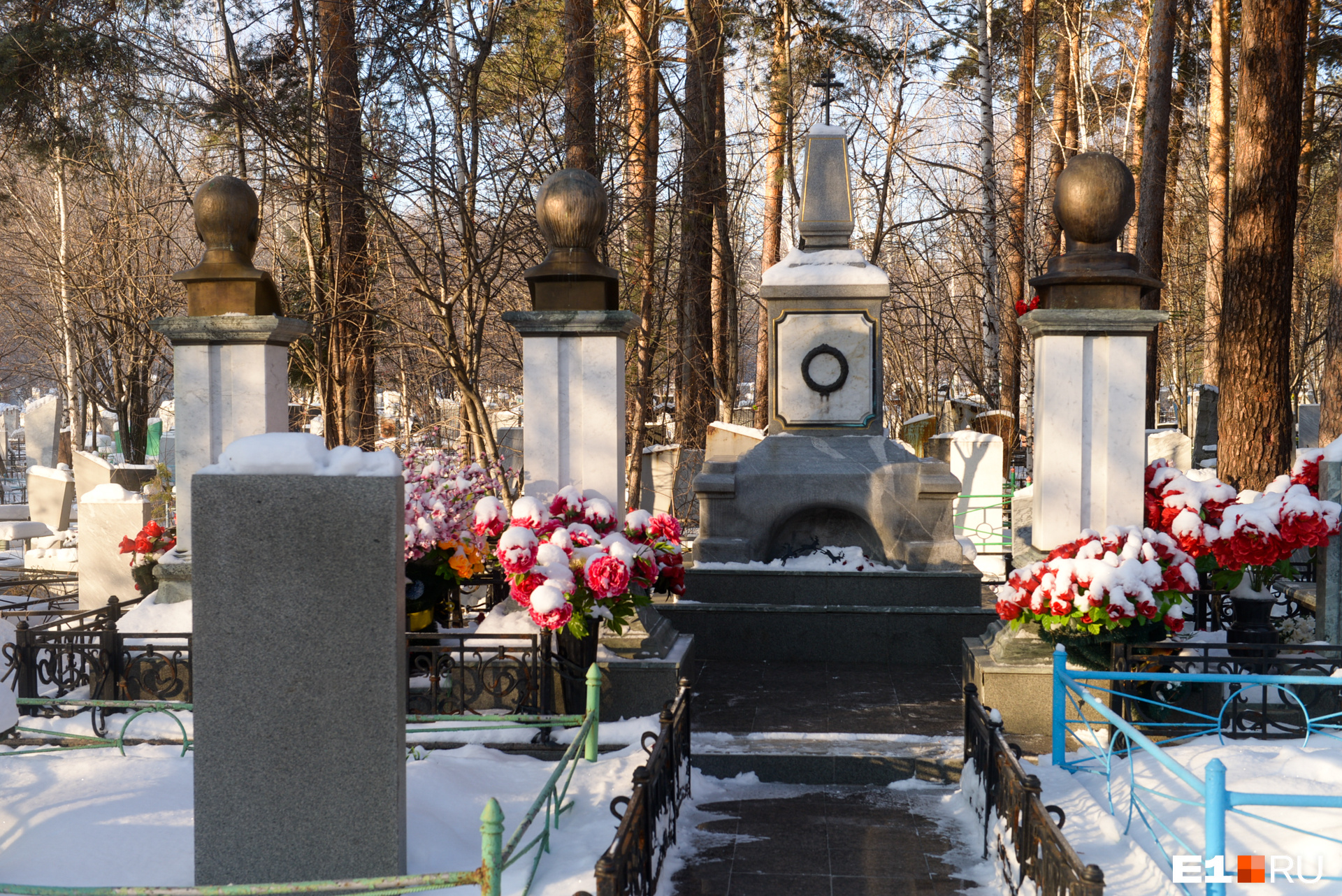 Кладбище екатеринбург памятники. Кладбище Екатеринбург Уралмаш. ЕКБ Северное кладбище. Северное кладбище Екатеринбург Уралмаш. Могилы Цыганов.