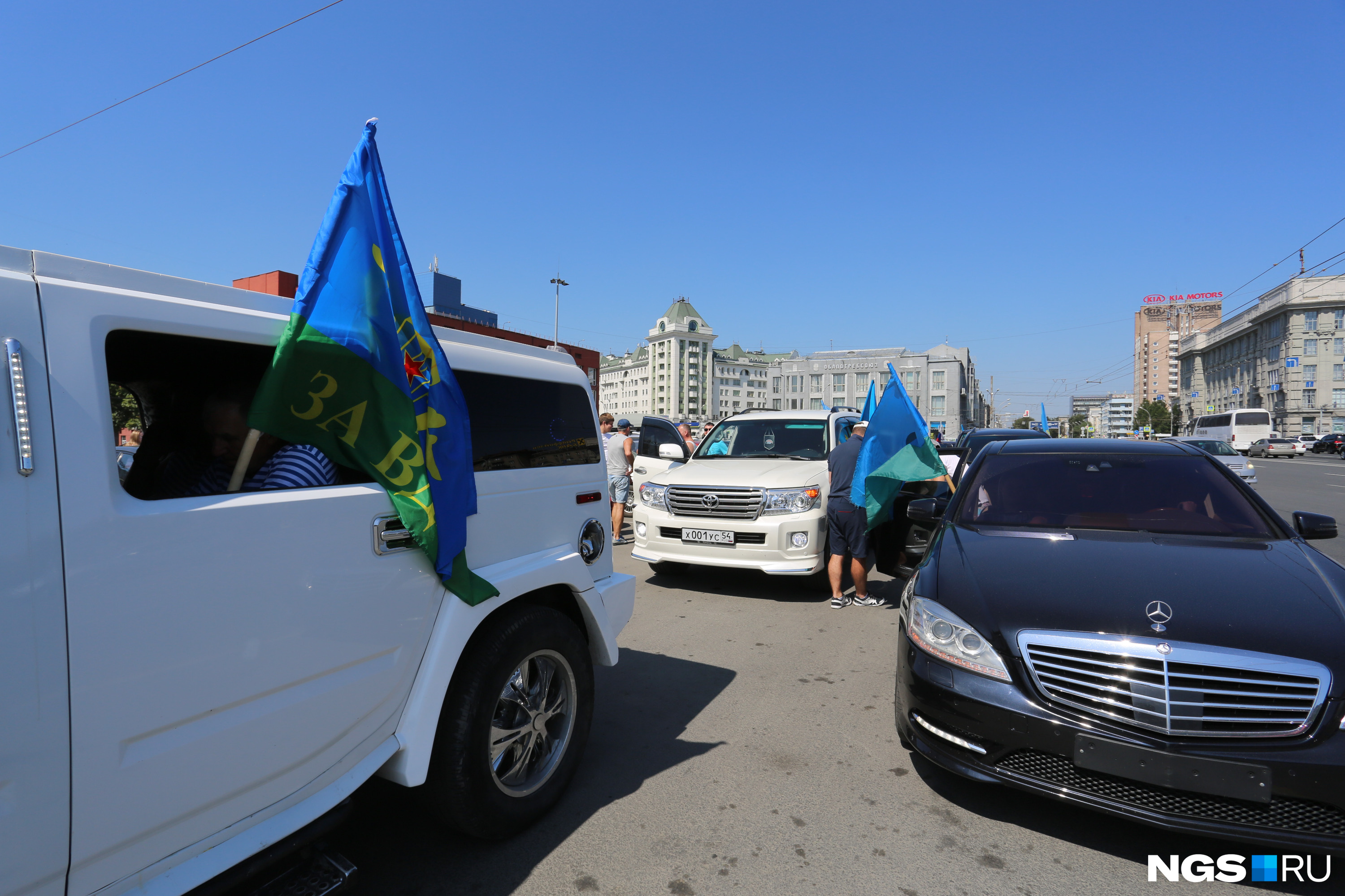 Много десантников сейчас и на площади Ленина