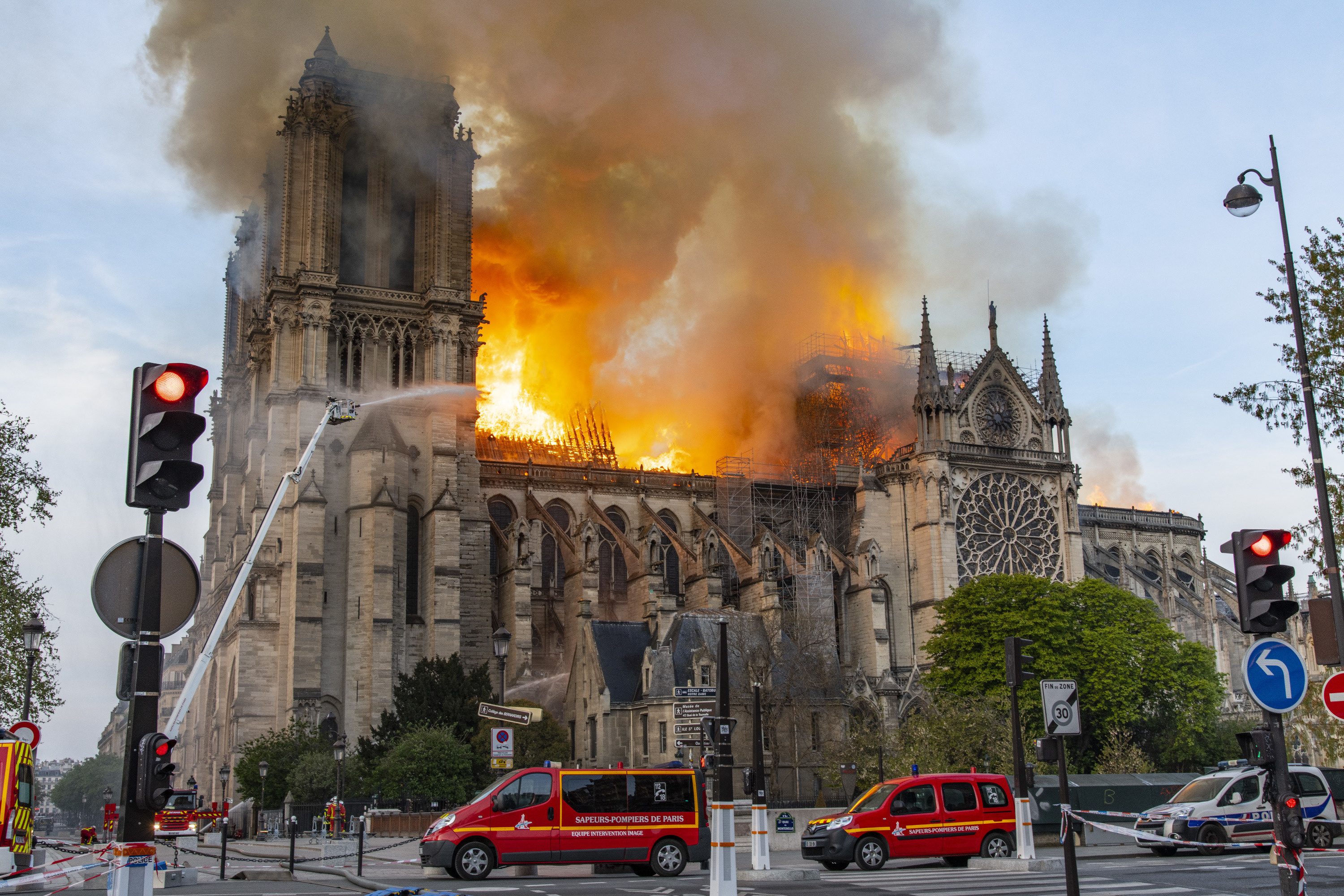 Сгорел нотр. Пожар в соборе Парижской Богоматери пожарные.