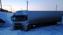 Чужие люди помогли: водитель застрявшей под Новосибирском фуры рассказал, как его спасали из снега