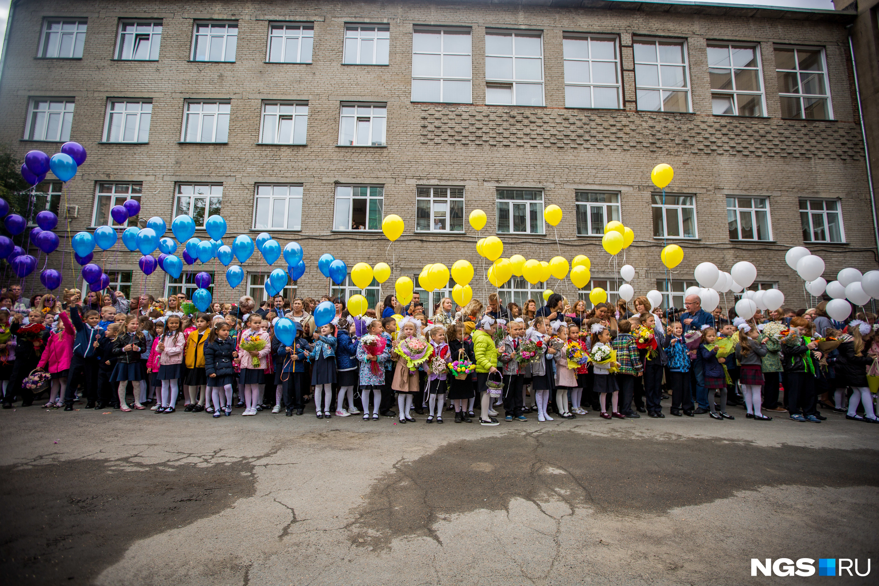 Дети с шарами на линейке. Шары на школьной линейке. Школа дети шары. Гимназии 1 Новосибирск 1 сентября.