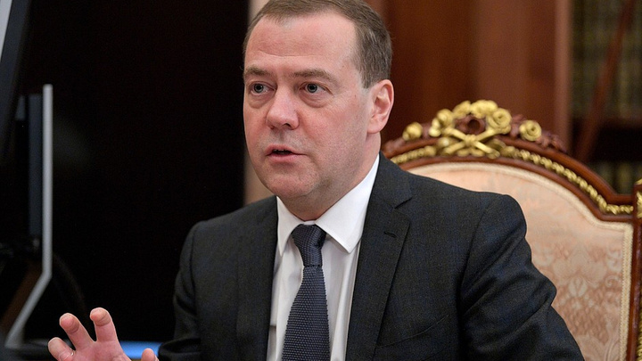 Дмитрий Медведев приземлился в аэропорту Красноярска