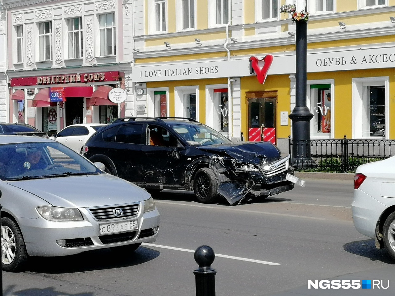 Авария произошла из-за того, что один из водителей нарушил правила дорожного движения Авария произошла из-за того, что один из водителей нарушил правила дорожного движения
