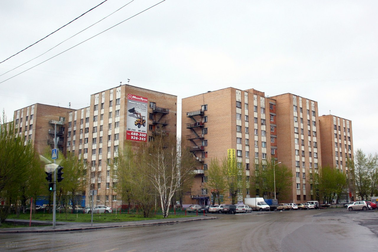Эти общежития на углу Республики и Воровского ввели в эксплуатацию в 1975 году. Строили их для работников местного камвольно-суконного комбината