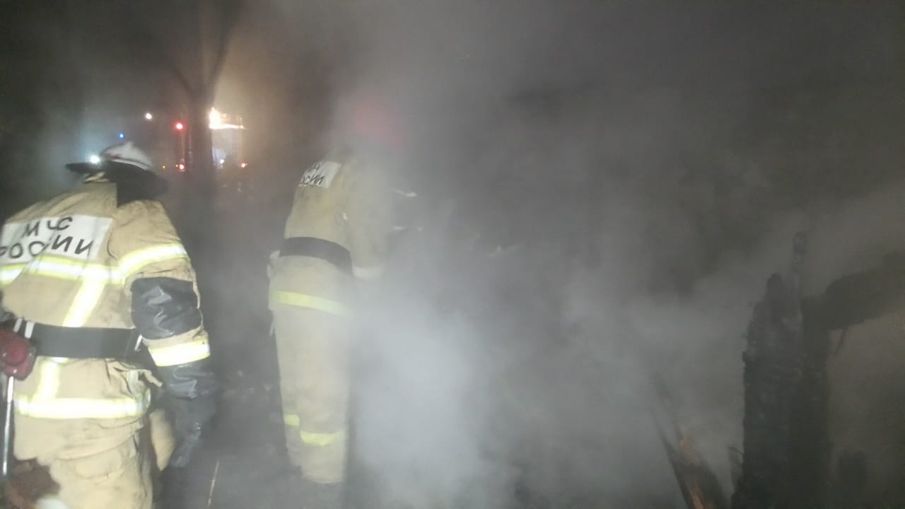 Пожарные прибыли, когда сараи полыхали открытым пламенем