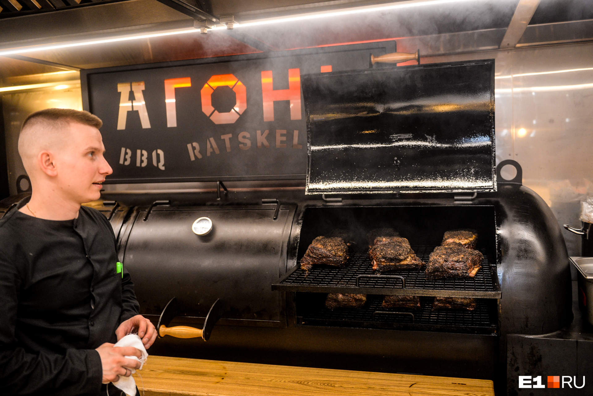 Шеф-повар ресторана показывает смокер. Как говорит Шлаен, он лучший в России. Мясо в нём готовится 16 часов без маринада, только с солью и перцем