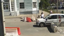 Сквозь щели в бетонных блоках: самарские водители нарушают ПДД в центре города