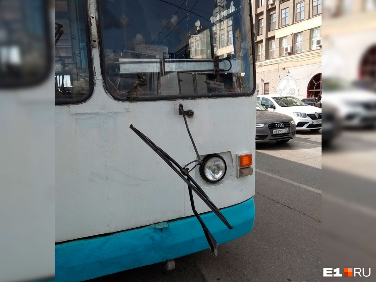 Сломанный стеклоочиститель Сломанный стеклоочиститель