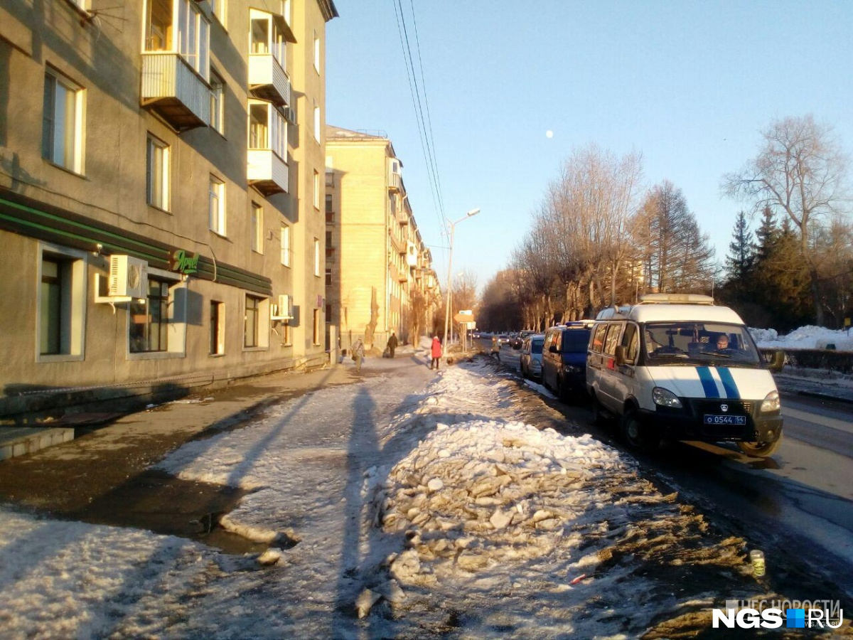 Глыба сорвалась с крыши дома на ул. Пархоменко, 8, около монумента Славы