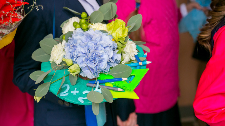 В школах Красноярска назвали самые популярные цветы, которые дарят учителям на 1 сентября