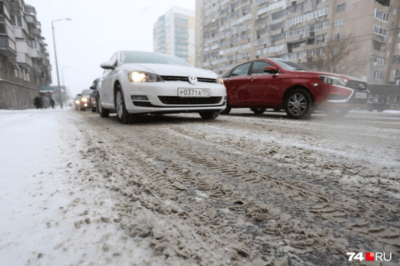 Каша на дорогах Челябинска: в идеале её нужно убирать механически