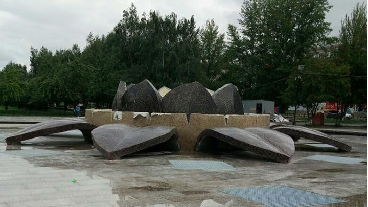 Переживший «маски-шоу» копейский фонтан сломали в День города пьяные отдыхающие