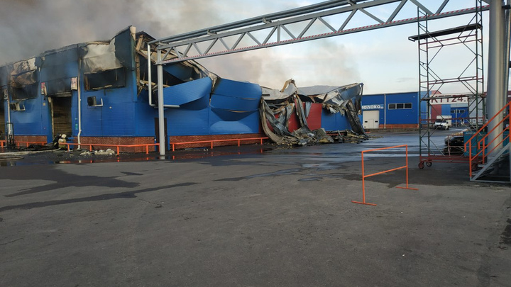 В Красноярске на рынке «Енисейский привоз» сгорел продуктовый склад: хроника пожара