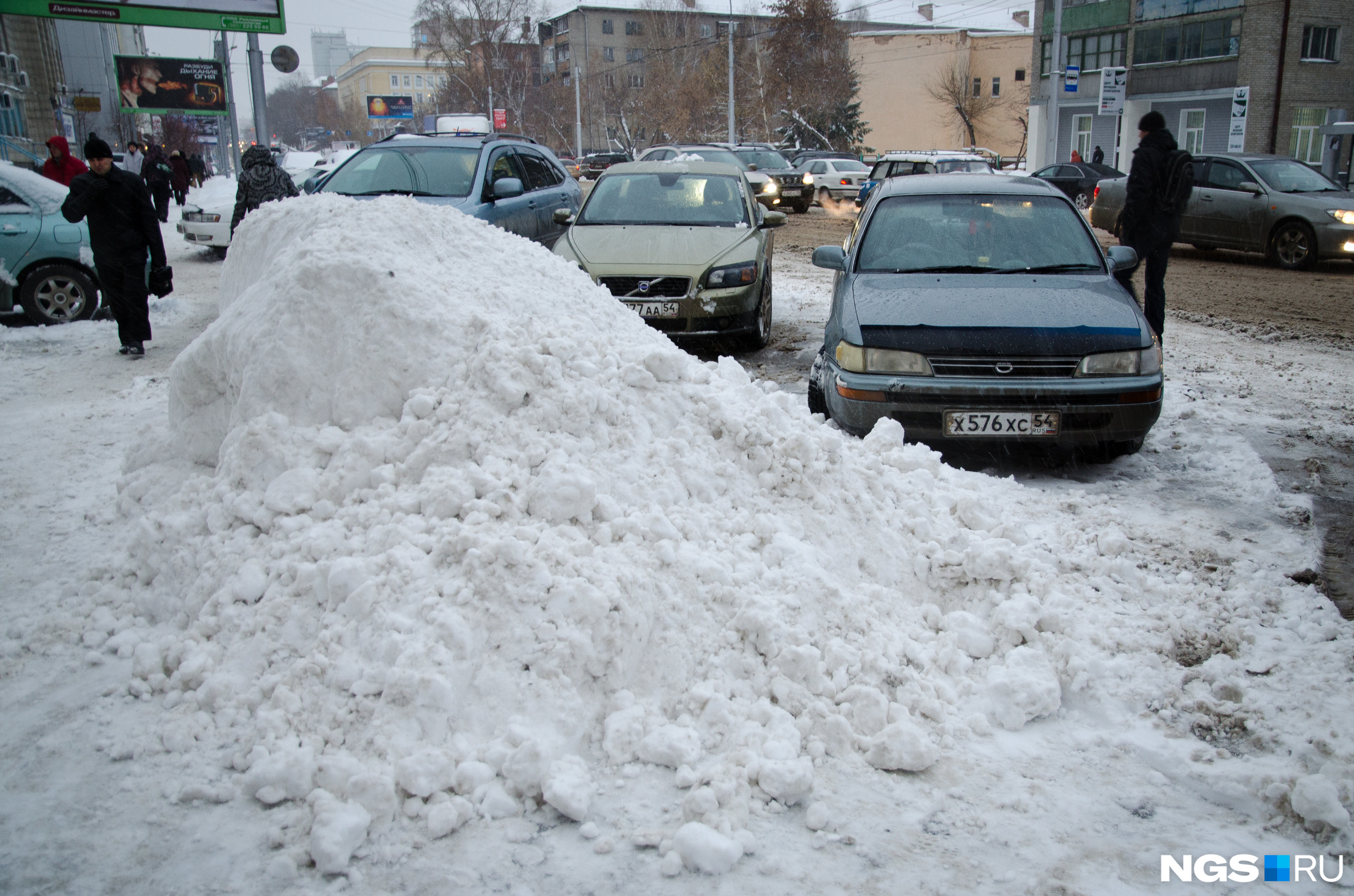 Город сугробов. Сугробы в городе. Сугробы в Ижевске. Город зимнее снял снега. Мозаика снежные сугробы в городском парке.