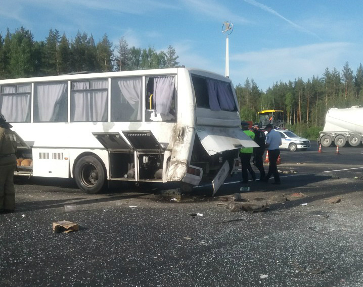 Какой именно из двух автобусов Златоуст — Челябинск попал в ДТП, пока неясно Какой именно из двух автобусов Златоуст — Челябинск попал в ДТП, пока неясно