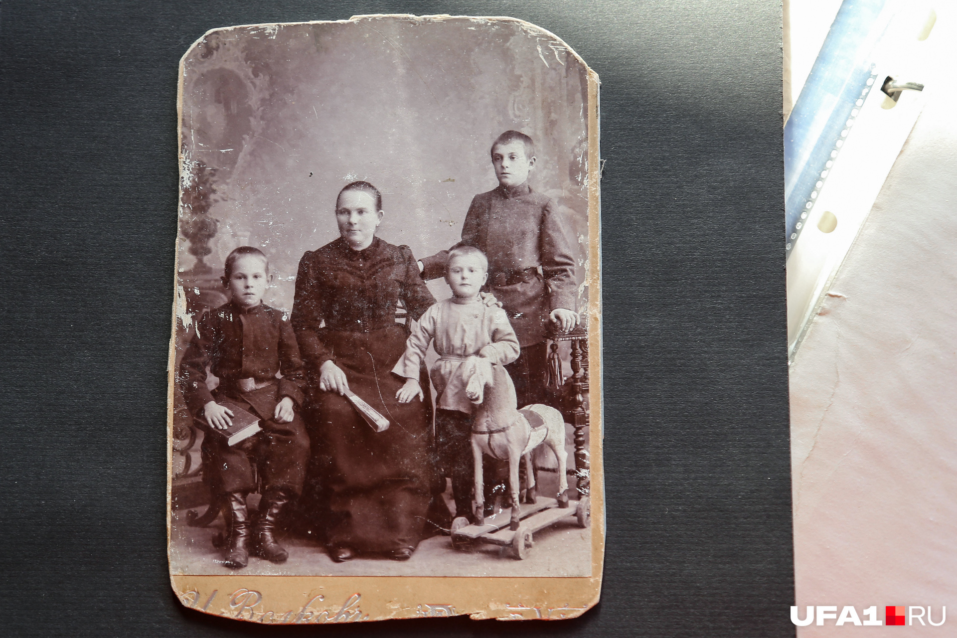 В фотоархиве Пахомова снимок Варвары Соколовой, матери художника, с тремя детьми в год заключения второго брака В фотоархиве Пахомова снимок Варвары Соколовой, матери художника, с тремя детьми в год заключения второго брака