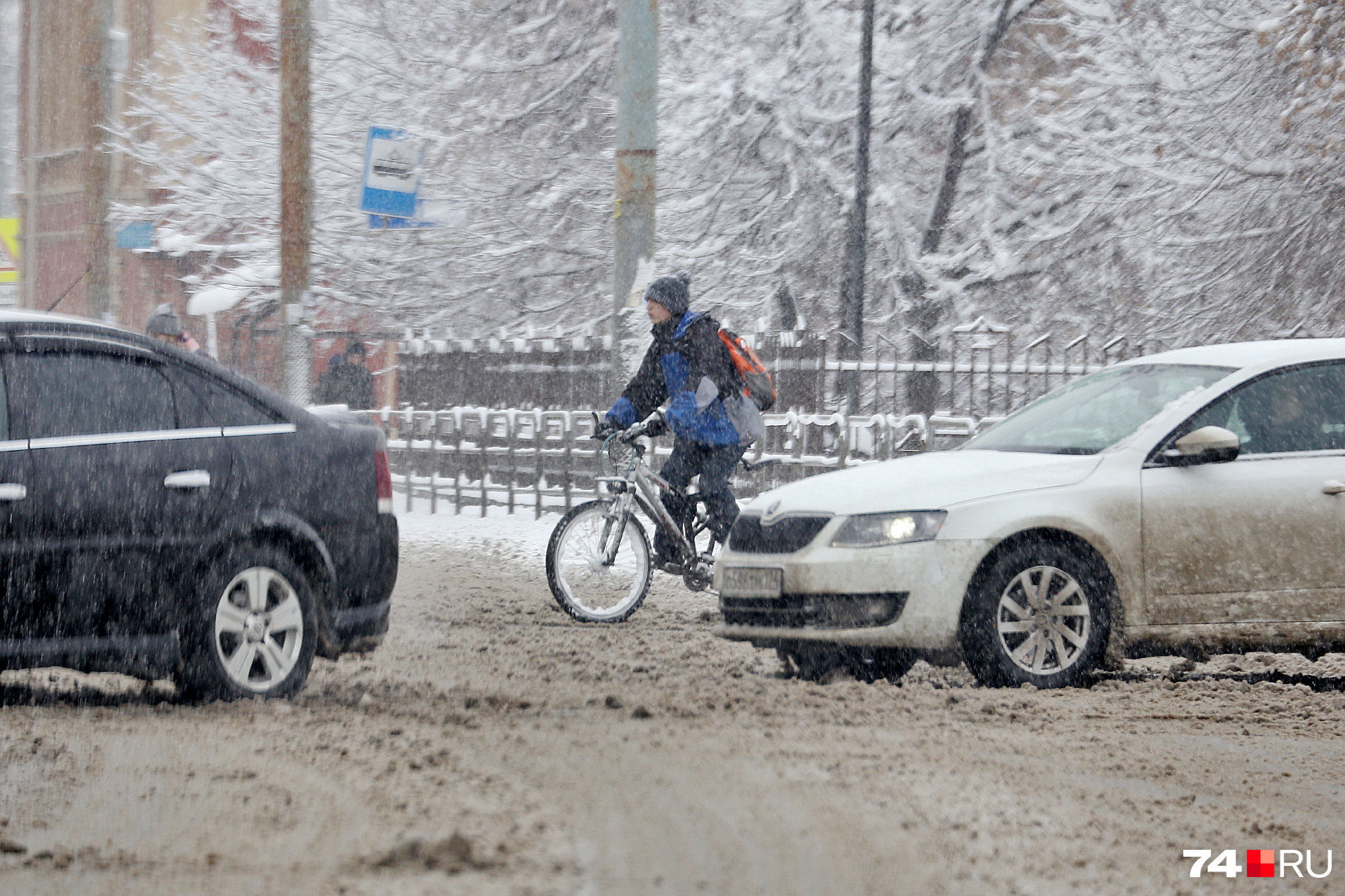 Снег в городе не прекращается с ночи Снег в городе не прекращается с ночи