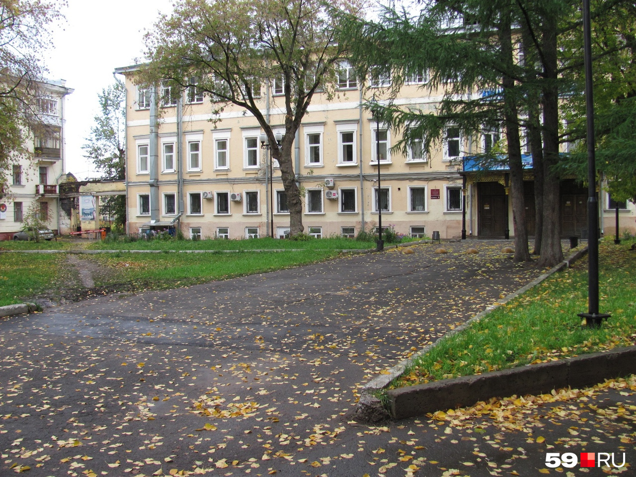 14:57. Авиационный техникум. Типичный выходной в непогожий день — никого 14:57. Авиационный техникум. Типичный выходной в непогожий день — никого