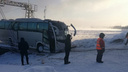 Автобус застрял при съезде с парома в Стрелке и при попытке буксировки помял несколько машин