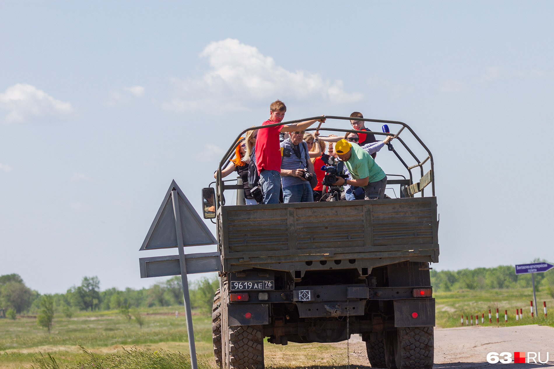 Журналисты объезжают весь полигон на огромном армейском автомобиле «Урал»