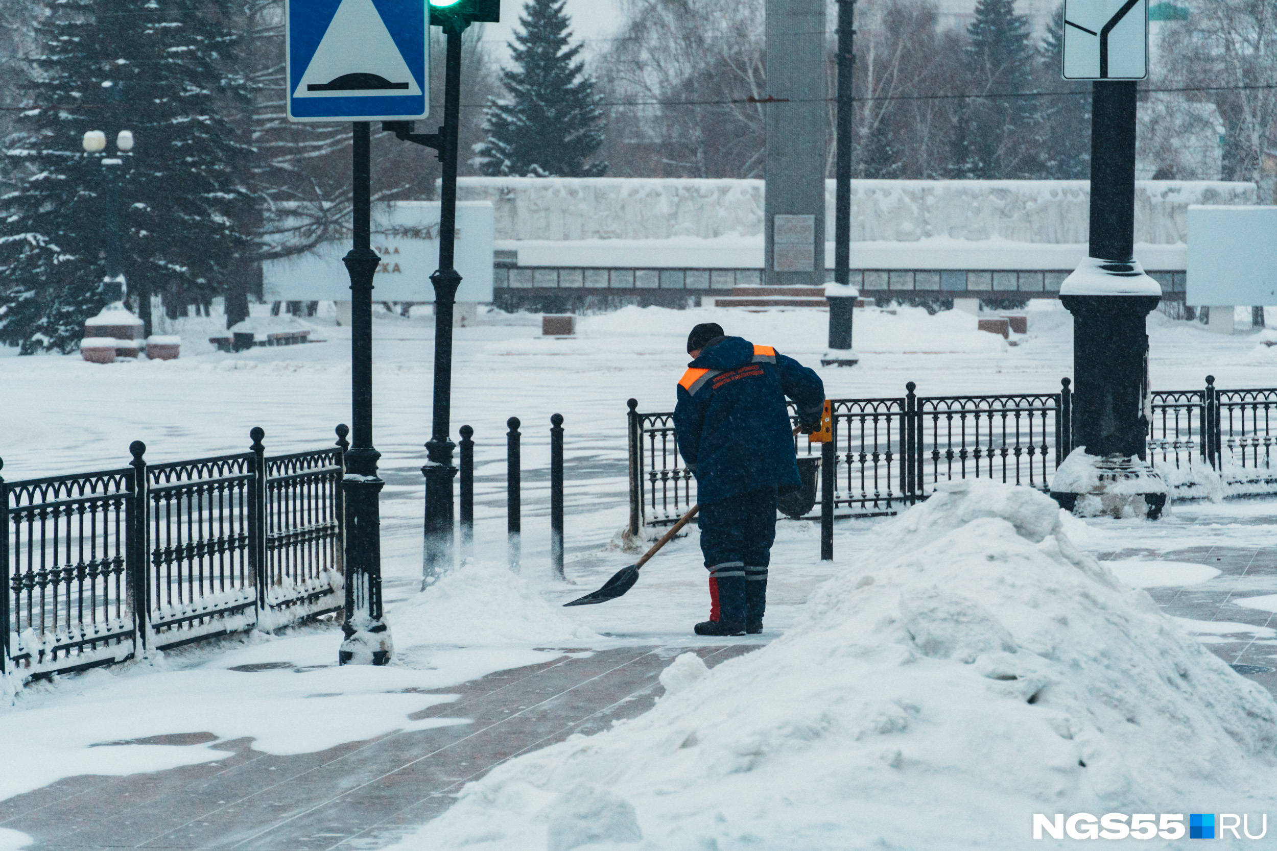 Снег в омске. Утро 1 января в городе. Снежный Омск утром. Омск 1 января фоторепортаж. Утро первого января на улице.