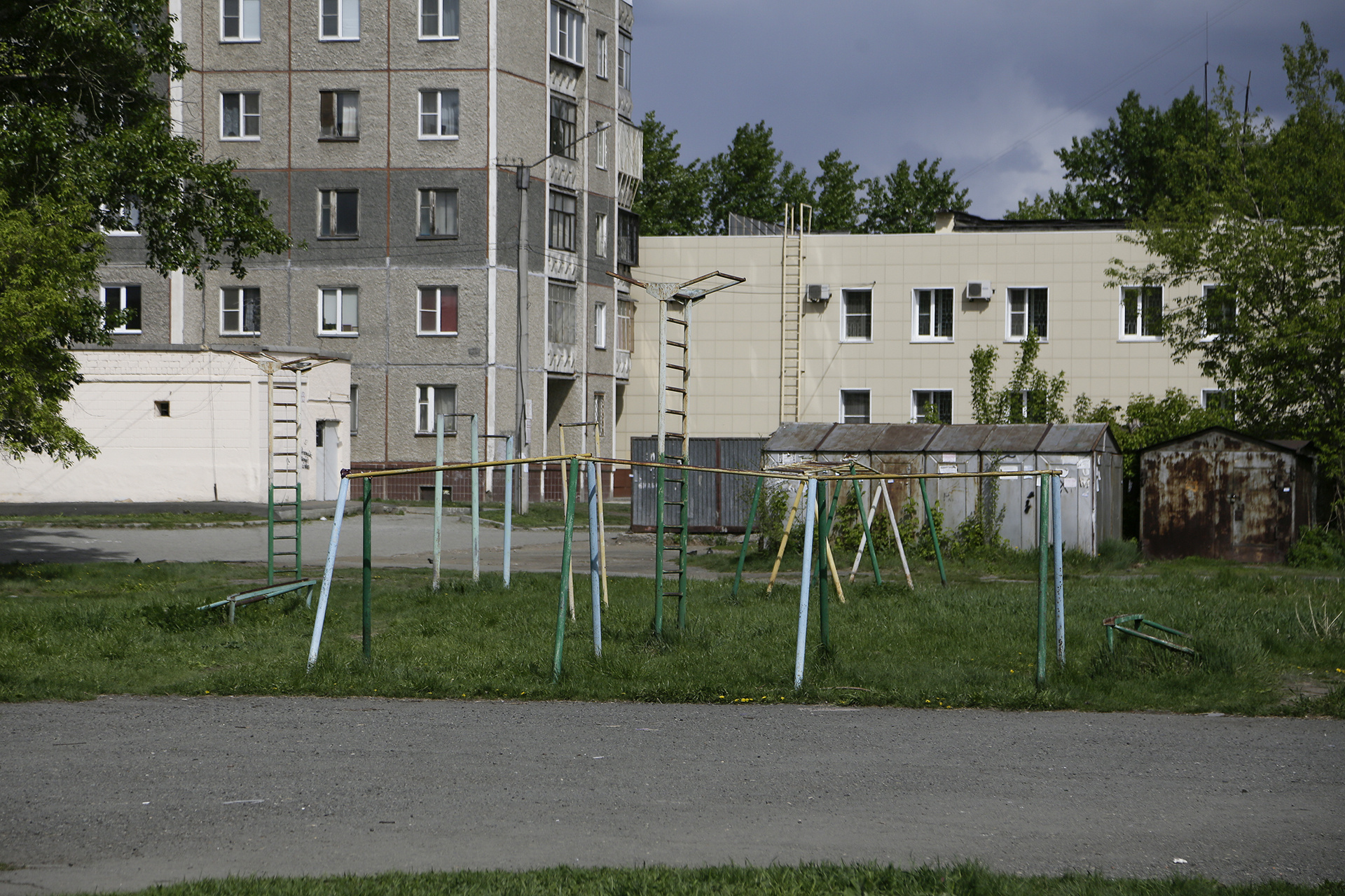 Эта спортивная площадка на проспекте Победы выглядит устаревшей, в этом году двор отремонтируют 
