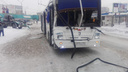 Автобус с пассажирами столкнулся с краном на площади Маркса