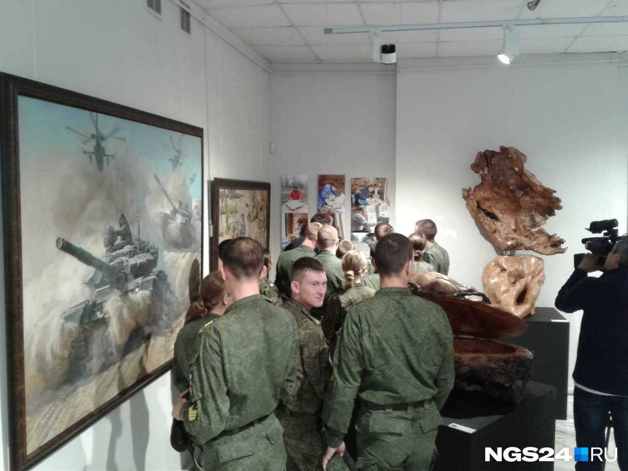 Ажиотаж у молодых кадетов вызвала мини-экспозиция фотографий Сергея Шойгу за работой по дереву