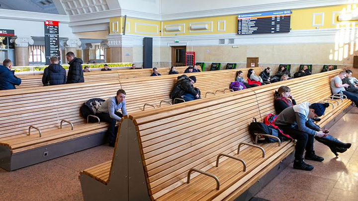 «Самый бесчеловечный дизайн»: красноярцы раскритиковали новые сиденья в зале ожидания на ж/д вокзале