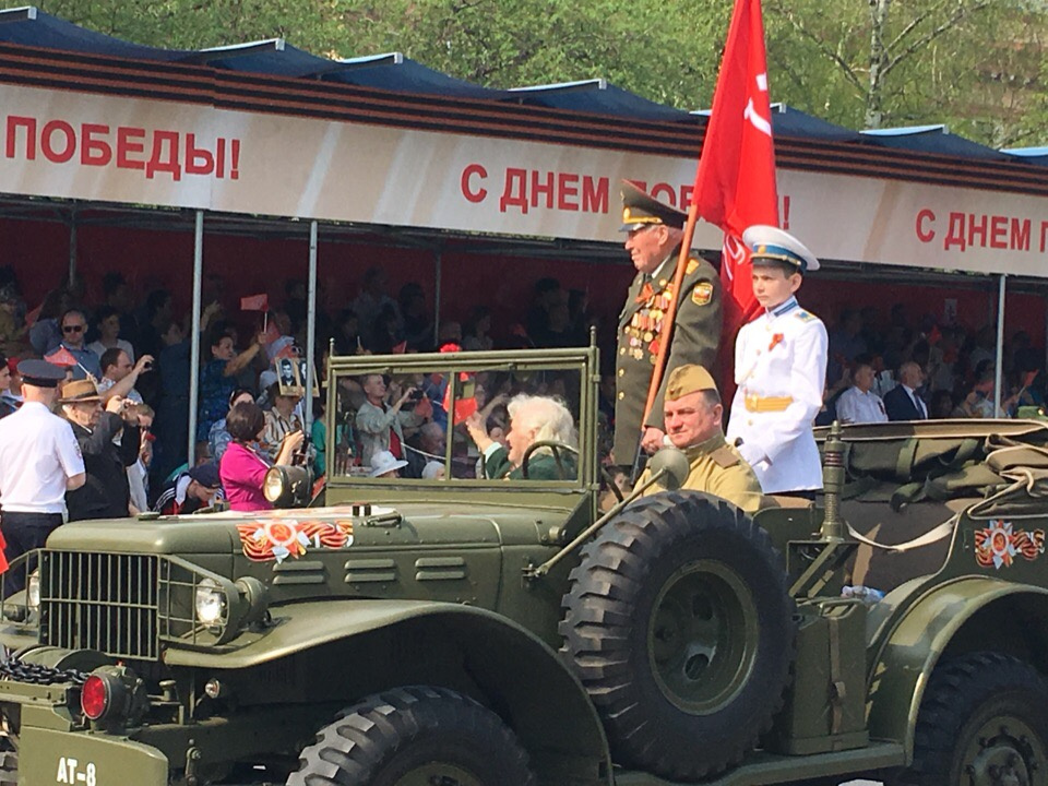 Ветераны — в сопровождении юных кадетов Ветераны — в сопровождении юных кадетов