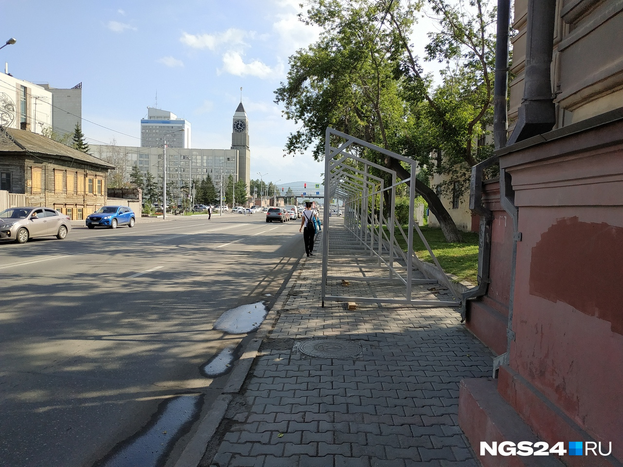 В начале недели возле здания появилась серая конструкция, которая мешала проходу пешеходов, но потом ее убрали В начале недели возле здания появилась серая конструкция, которая мешала проходу пешеходов, но потом ее убрали