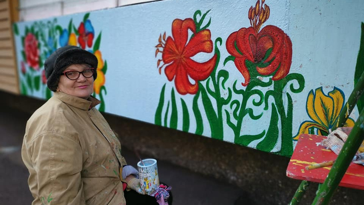 Учительница физкультуры на пенсии каждый год разукрашивает цветами свой балкон по улице Республики